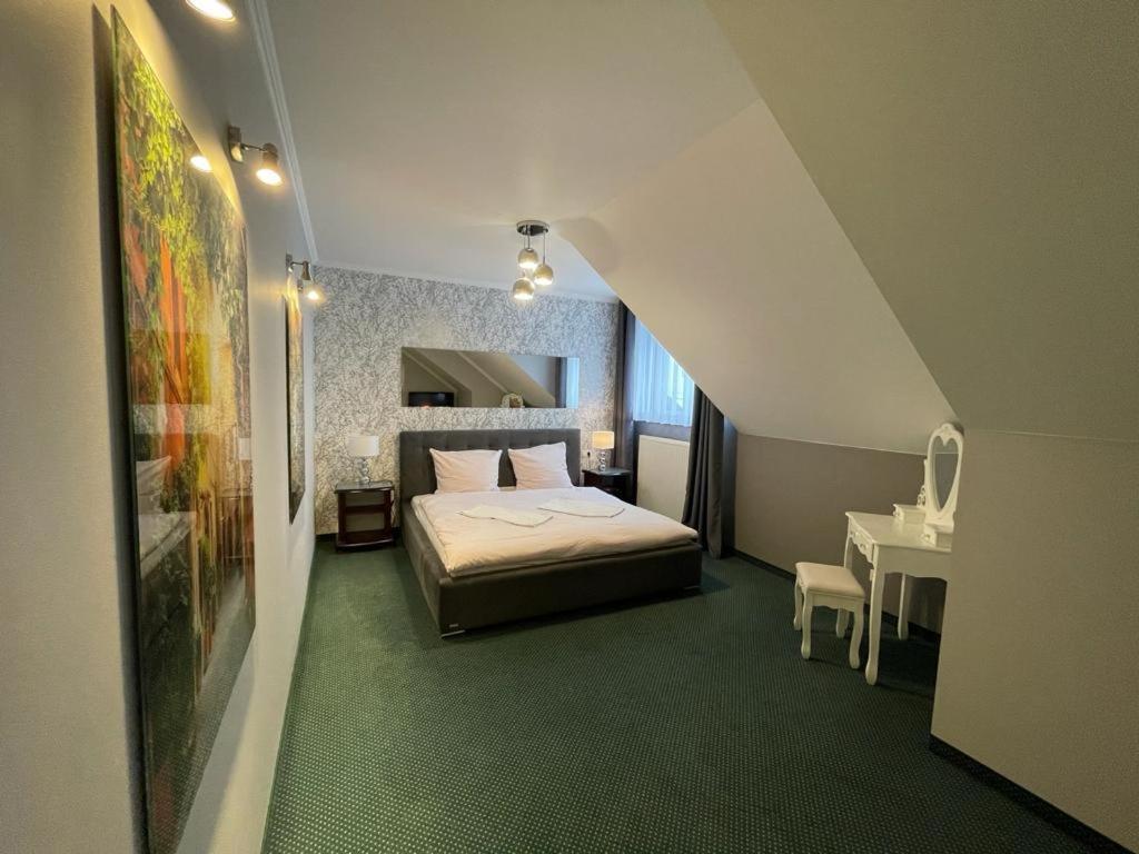 Hotel Fox Wolborz Ngoại thất bức ảnh