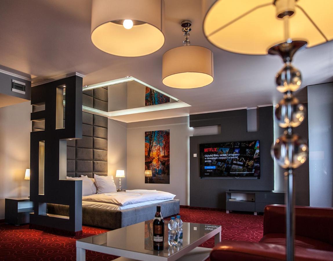 Hotel Fox Wolborz Ngoại thất bức ảnh