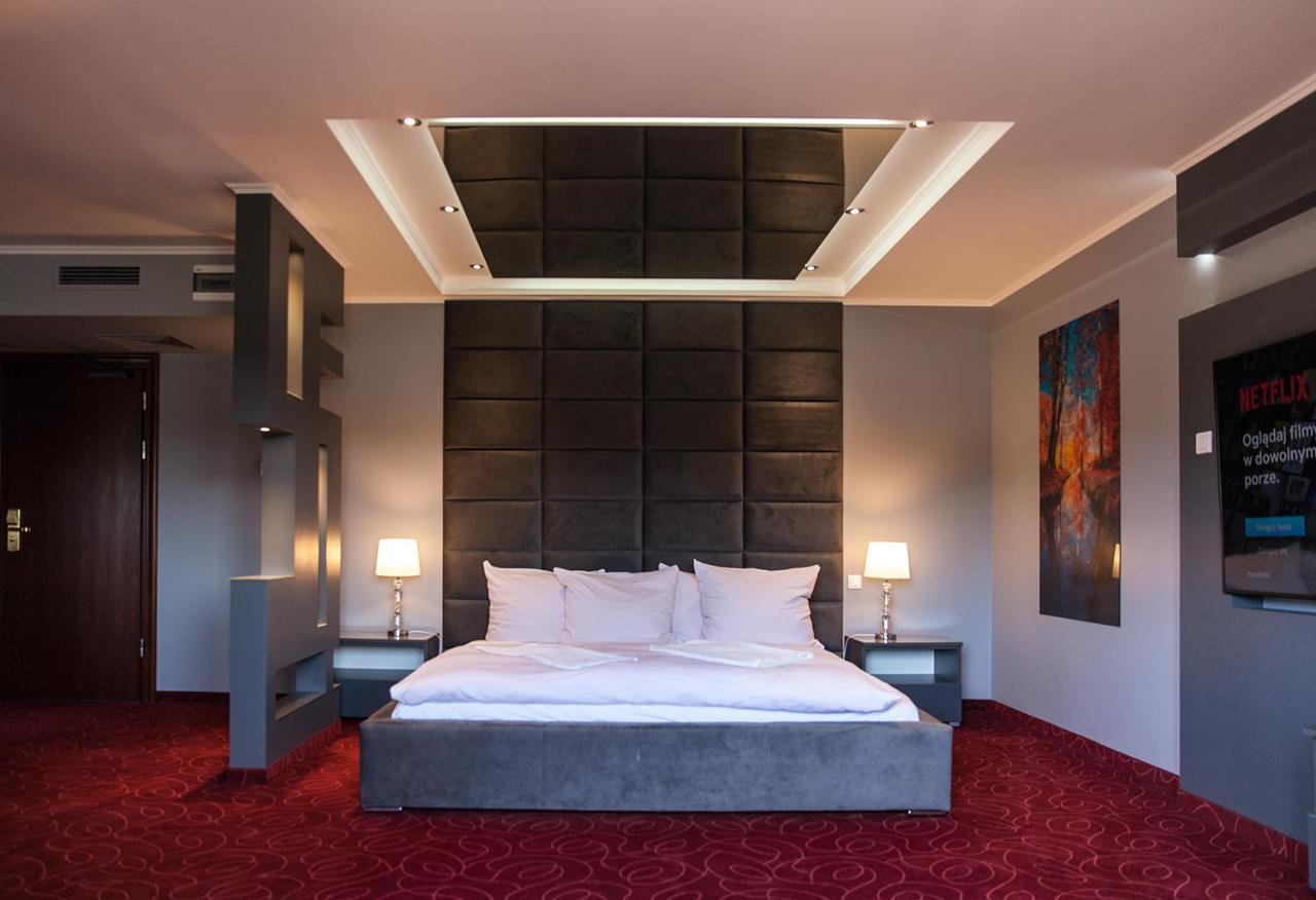 Hotel Fox Wolborz Ngoại thất bức ảnh