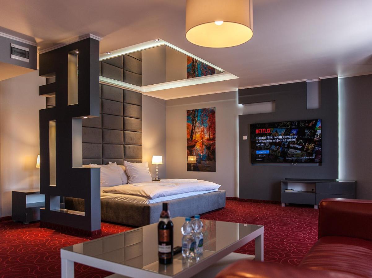 Hotel Fox Wolborz Ngoại thất bức ảnh